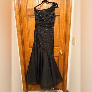 Terri Jon by Rickie Freeman Black One Shoulder Lace Dress